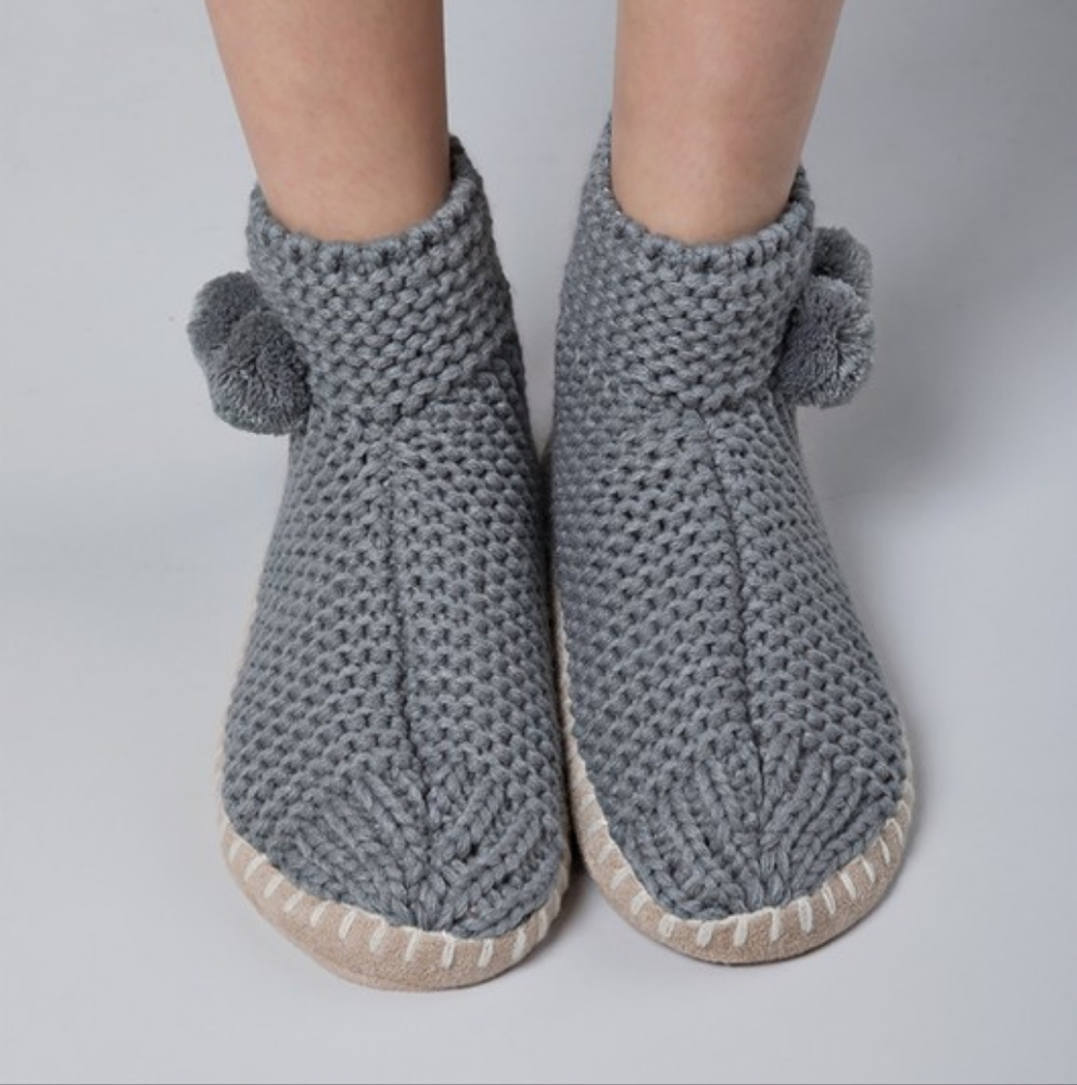 Comfy Hand Knitted Indoor Slipper Booties w Pom-Poms 6-7 & 8-10🎁 Excellent Gift - Picture 3 of 5